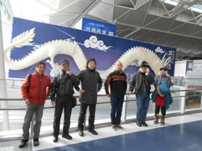 昇竜の看板前で記念撮影 昇竜の看板前で記念撮影