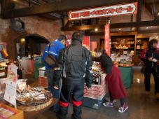 土産を選ぶ仲間達