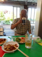 黒ビールを飲む源さん