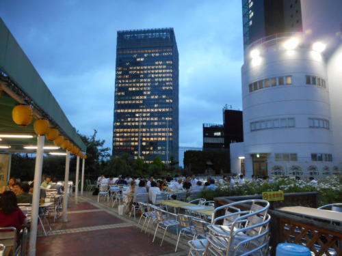 賑わう野外席 賑わう野外席