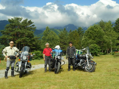 山々をバックに記念撮影 山々をバックに記念撮影