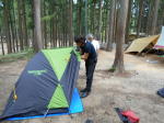 テント設営をするｎｏｚａｋｉさん