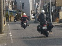 慎重に周りを見ながら