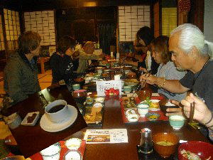 古今での食事風景