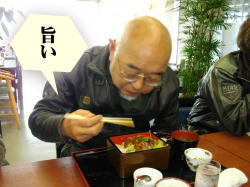 森森定食を食べる源さん