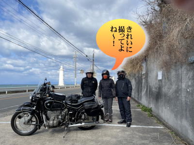 灯台をバックに撮影