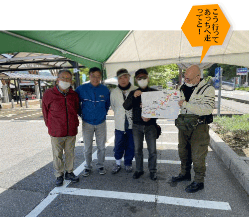 テントの下で打ち合わせ