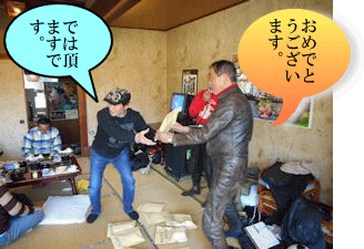 賞品を受け取る夢屋さん