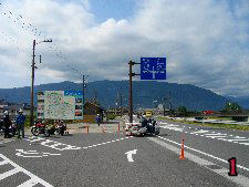 岡島橋到着のサーレーサイドカー