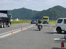 豪快な排気音でW1S到着