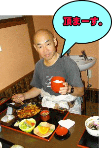 鶏ちゃん定食を食べる団栗村の住職さん