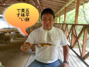 五平餅を食べるスクーター親父さん