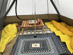 テントの中は広々