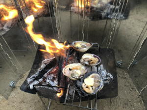 大アサリを焼きます