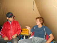 二次会はテントの中で