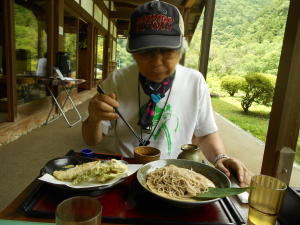 天ぷらざるそばを食べる石さん