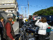 新しい駐車場でおじさん達に囲まれて