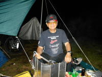 調理をする石さん