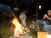 焚き火で暖を取る