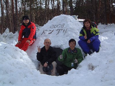 かまくらの前で記念撮影