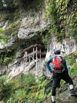 見上げる投入堂 見上げる投入堂