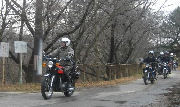 堤防道路を並んで走行