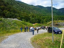 駐車場からやなへと歩きます