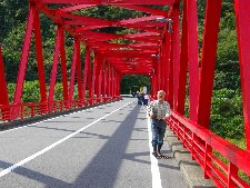 赤い川口橋を渡ります