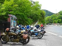 見送られて入場