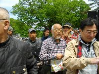 談笑をしながら待機