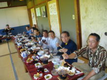 食事を楽しむ皆さん