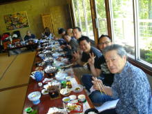 皆さん食事を楽しんでます