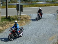 遅れて二人到着