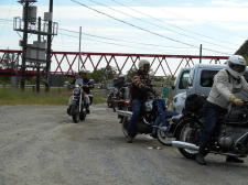 後方の赤い橋が川口橋