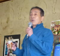 乾杯の音頭をとる重衛門さん