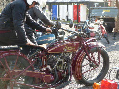 エンジンをかけるインディアン エンジンをかけるインディアン