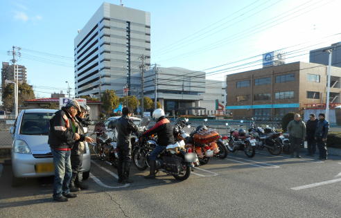 半数がデニーズに集合 半数がデニーズに集合