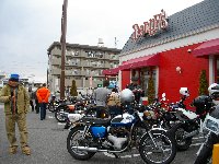 駐車場は旧型バイクでいっぱいだ