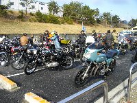 青空の下でカワサキＺ１Ｒが目立つ