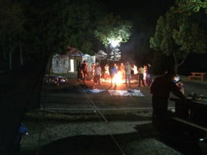 若者達がキャンプファイャー