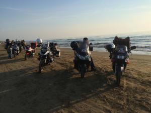 波打ち際には多くの参加車量が並ぶ