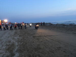 なぎさドライブウェーを駆けて来る参加者達。