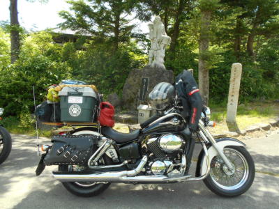 女工を背負う銅像